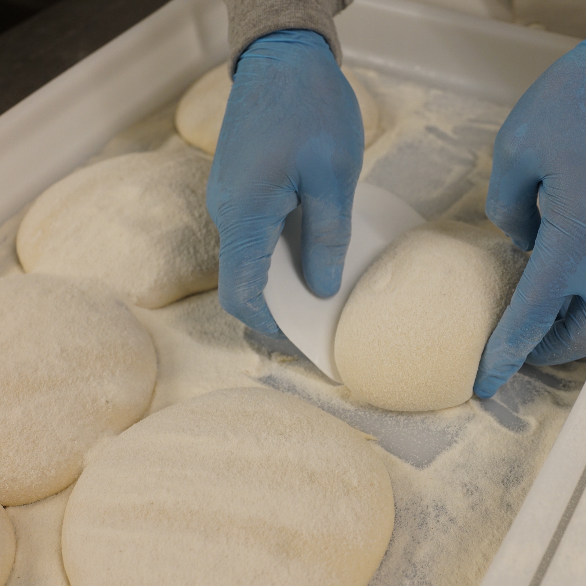 Met de hand vormen van de pinsabodem